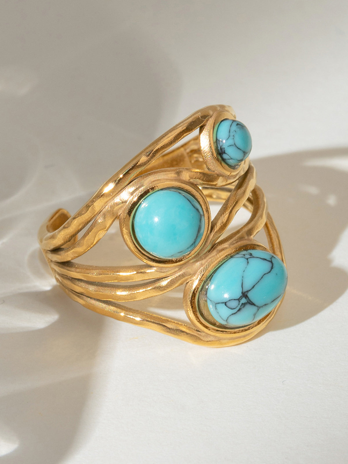 Gouden en zilveren ring met turquoise-inleg voor een elegante en verfijnde uitstraling