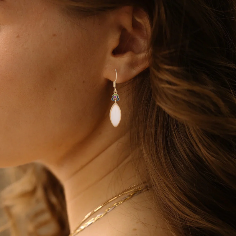 Chique Goudkleurige Druppeloorbellen met Elegante Glans