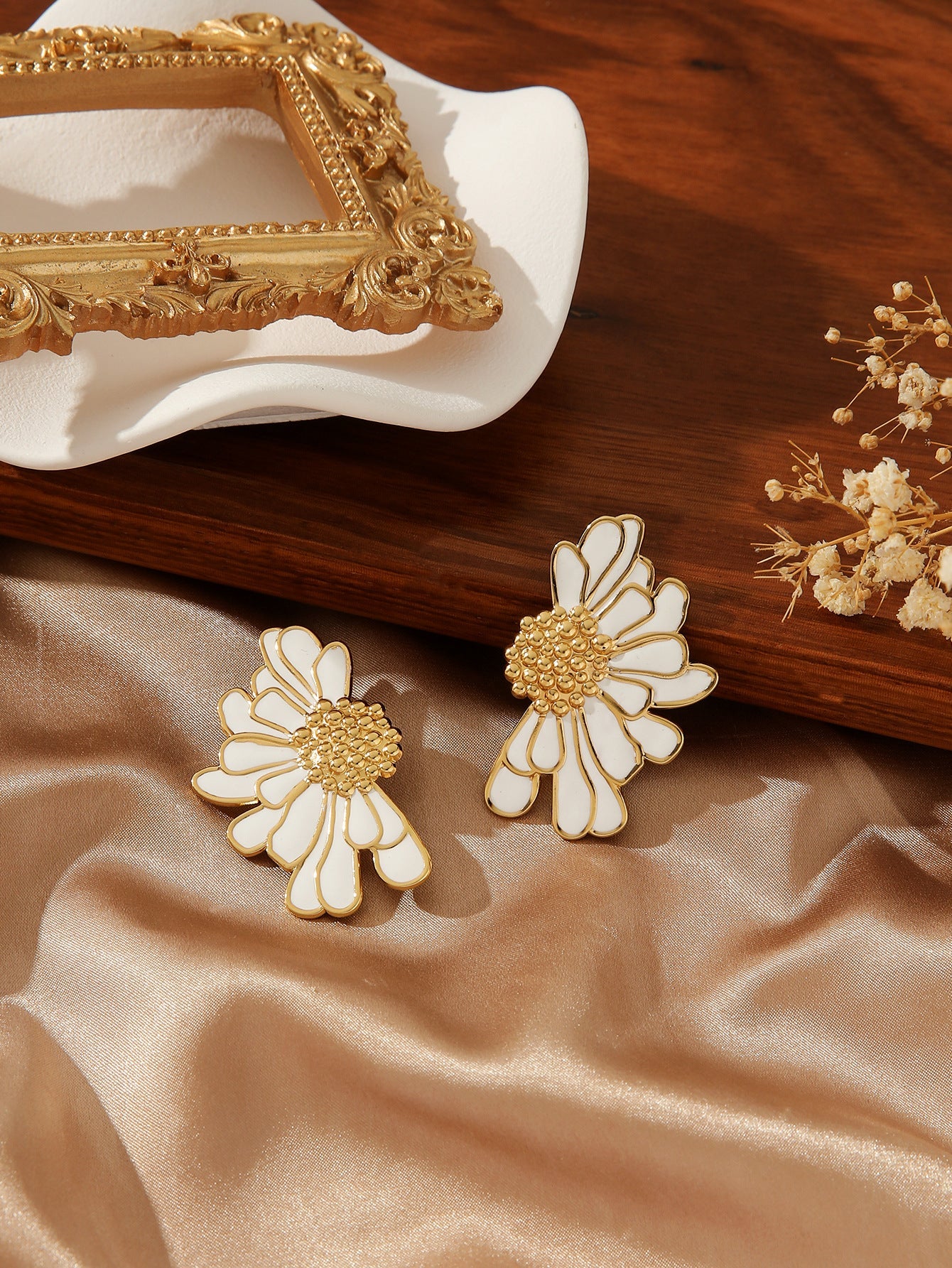 Elegante Aureaat Bloesem Oorknopjes voor een Tikkeltje Verfijning