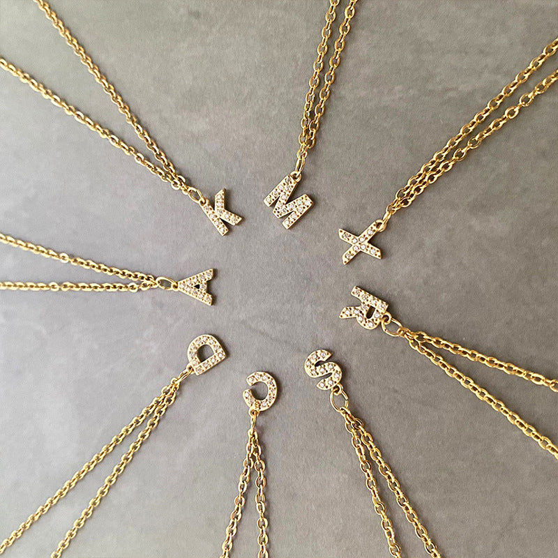 Elegante halsketting met letter en glanzende elementen voor een uitzonderlijke stijl