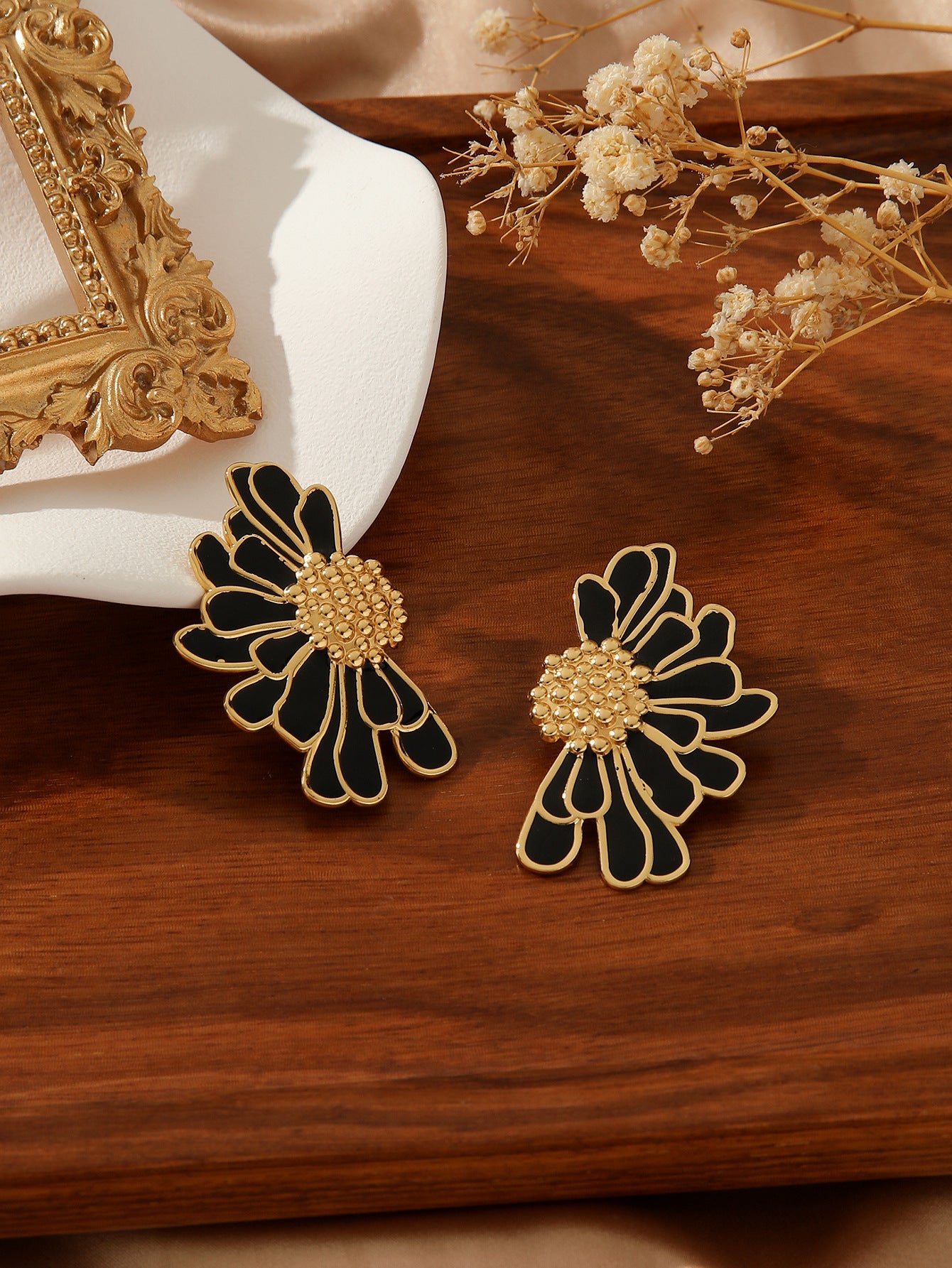 Elegante Aureaat Bloesem Oorknopjes voor een Tikkeltje Verfijning