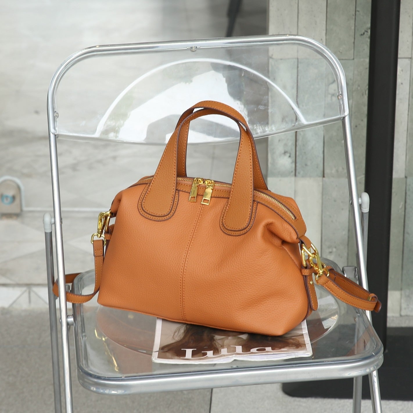 Damestas van imitatieleer met metalen hardware in gestructureerde stijl - Marcela