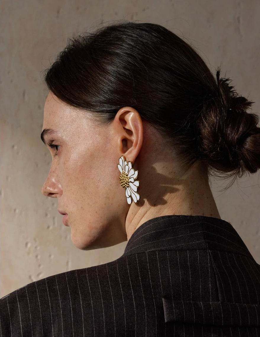 Elegante Aureaat Bloesem Oorknopjes voor een Tikkeltje Verfijning