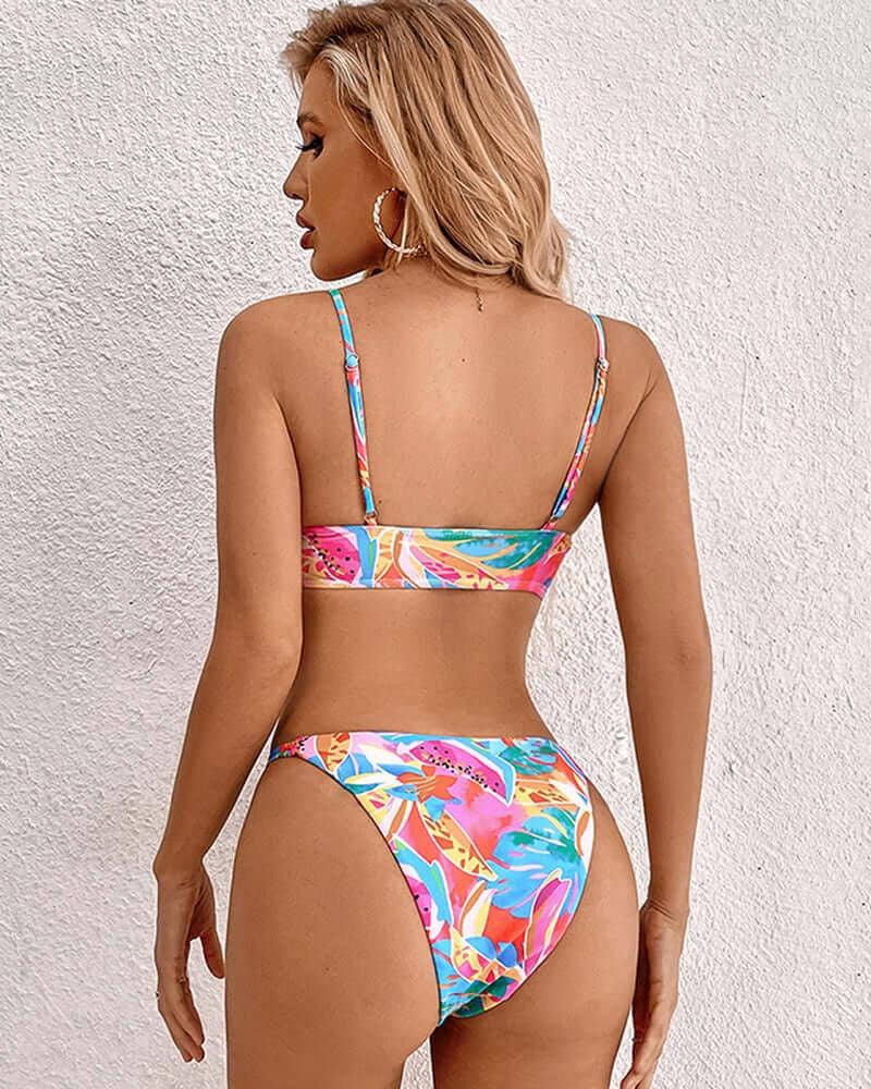 Vrouwelijk bikini met levendige tropische print