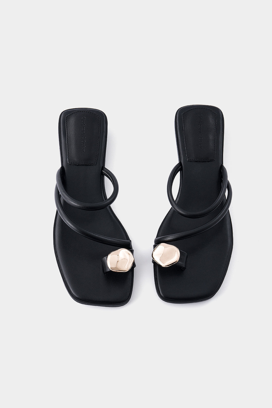 Platte open schoenen met metalen details en elegante decoratie