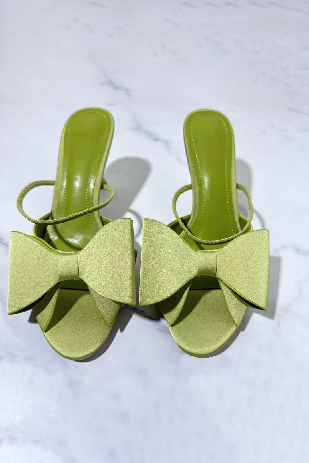 puntige naaldhakken van kunstleer met elegante vlinderversiering