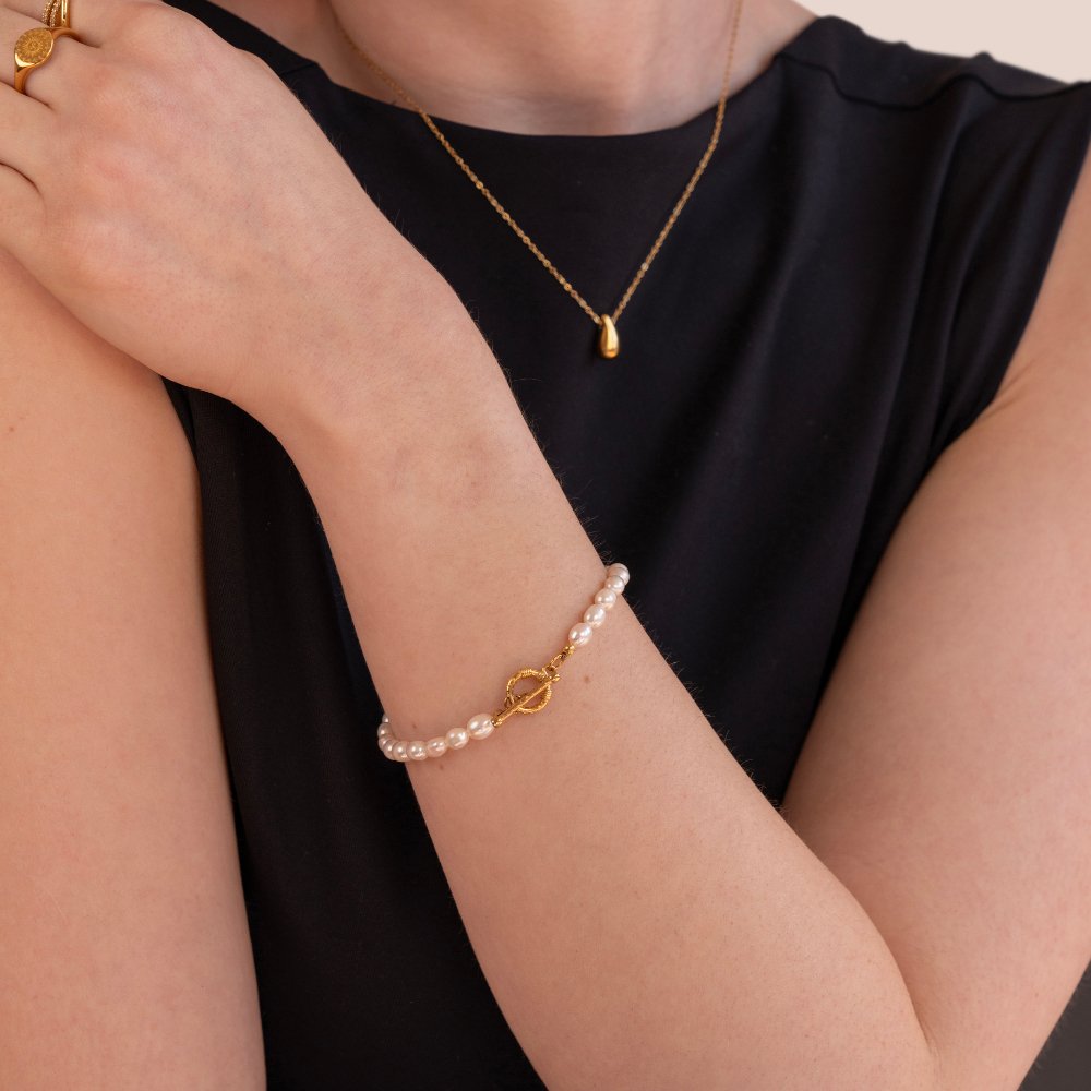 Elegante armband met subtiele parelenkettens voor een bijzondere stijl
