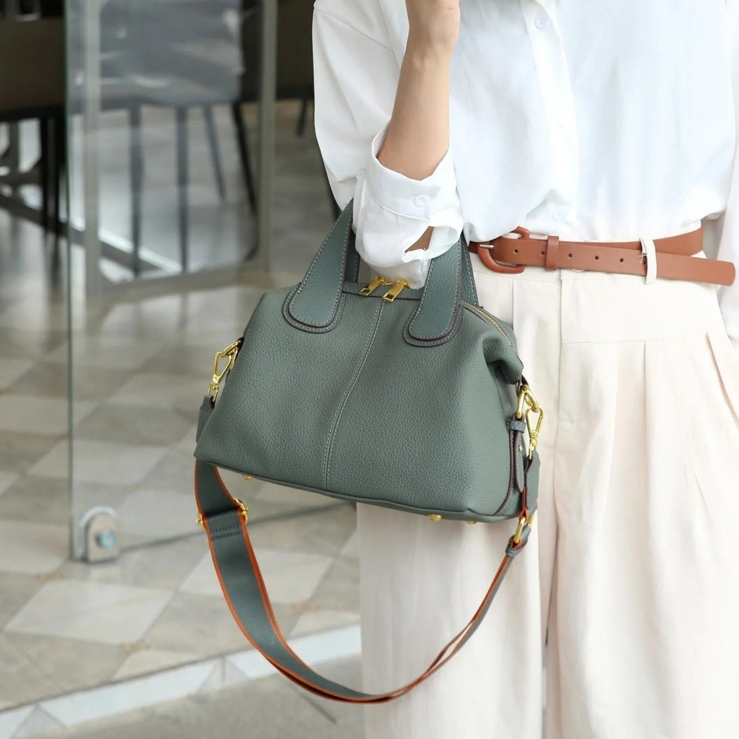 Damestas van imitatieleer met metalen hardware in gestructureerde stijl - Marcela