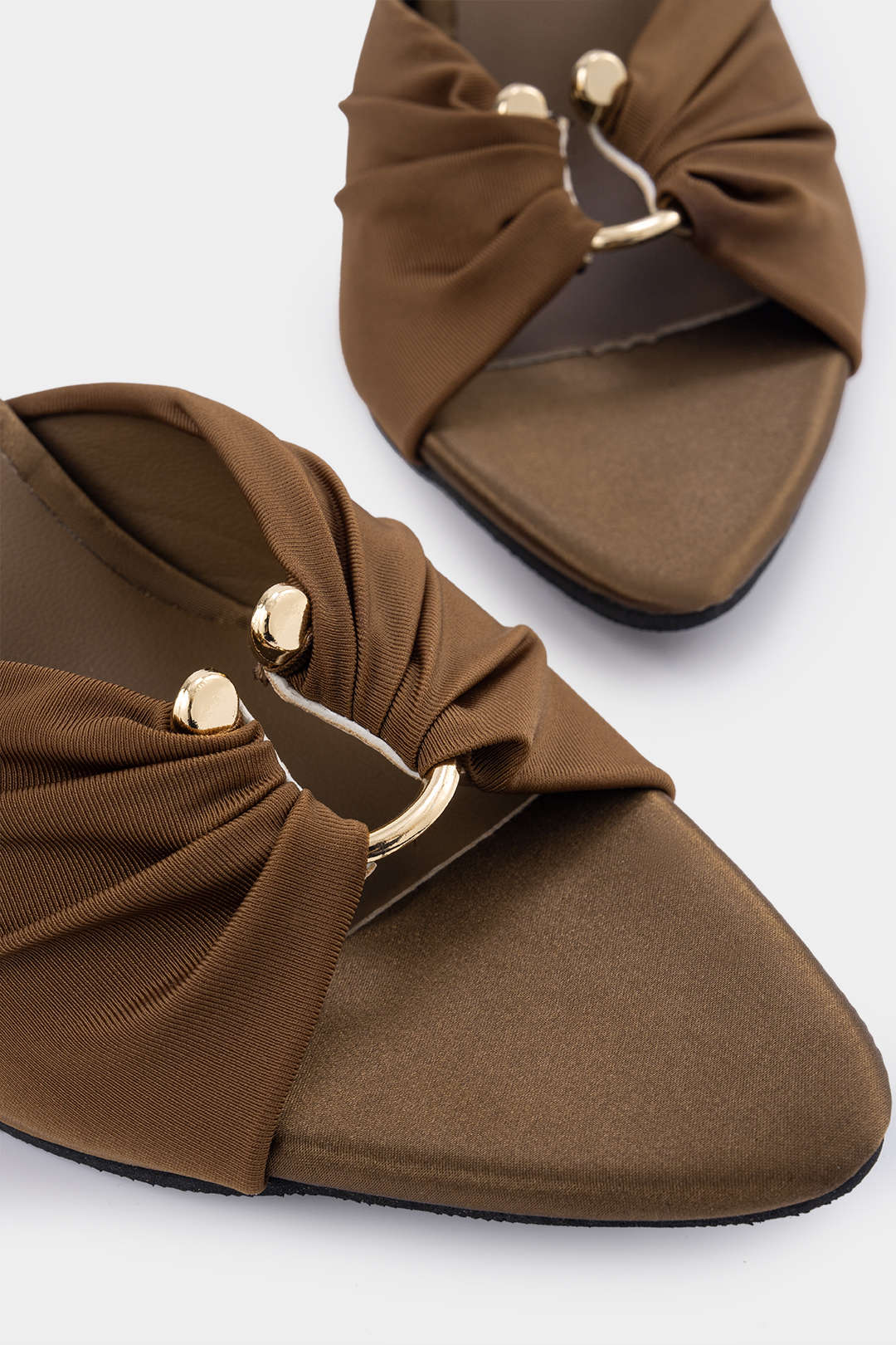 Elegante puntige talons met sierlijke metalen lus