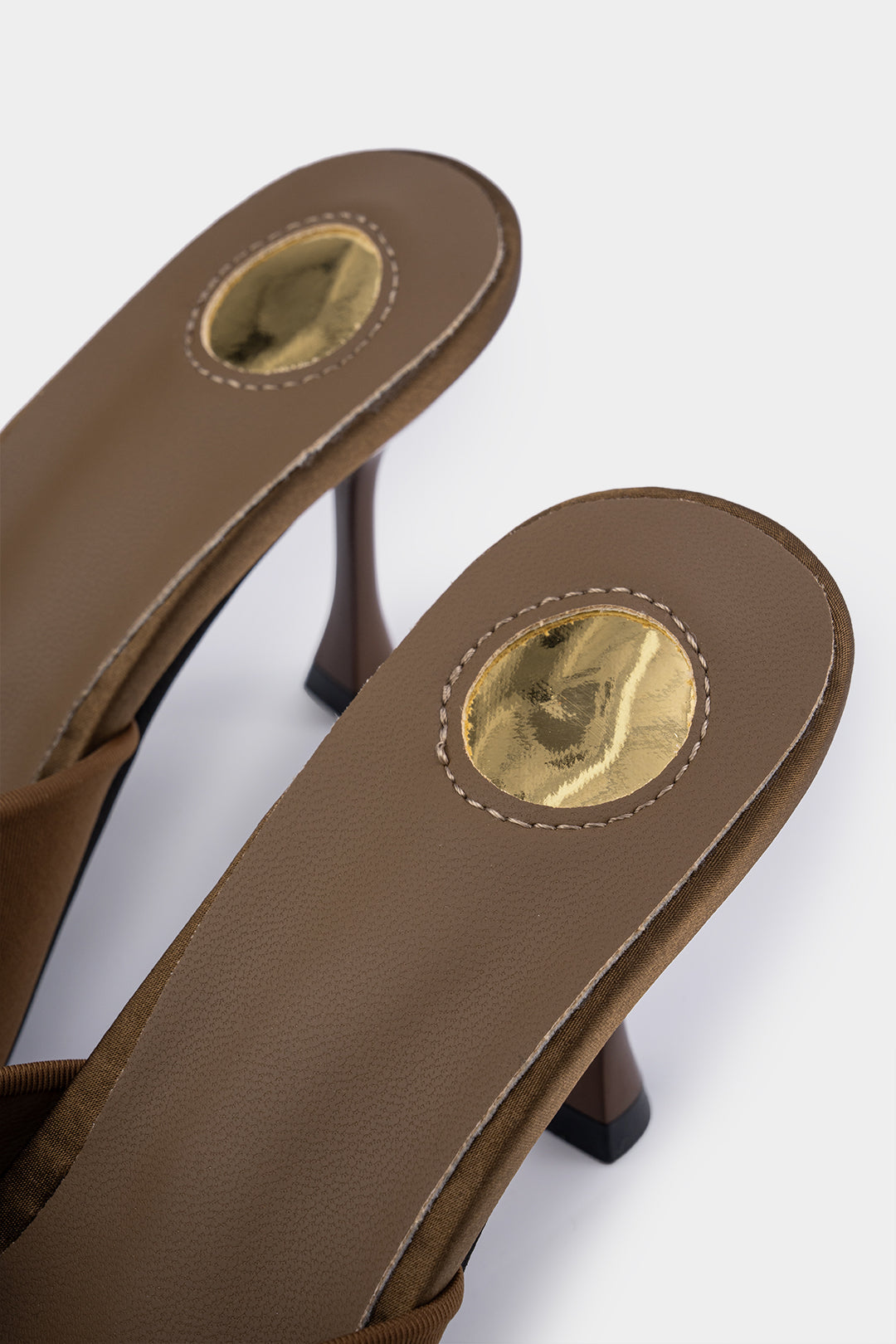 Elegante puntige talons met sierlijke metalen lus