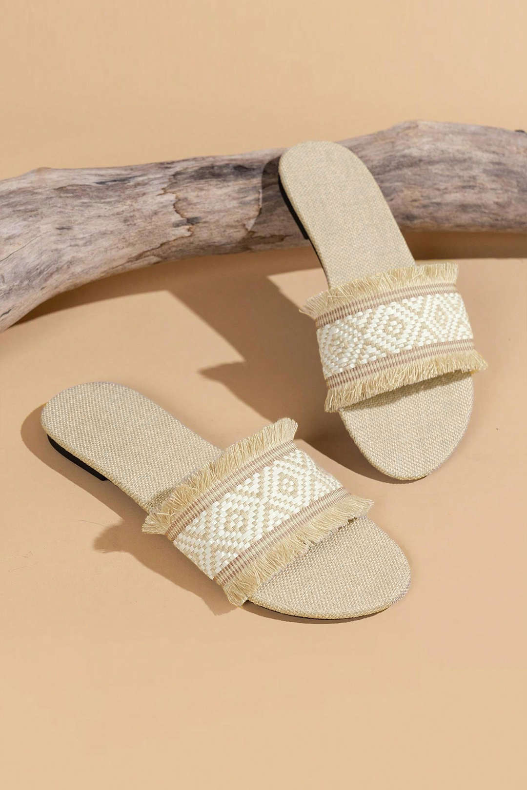 Gezouten zomerschoenen met gevlochten design en franjes voor op het strand