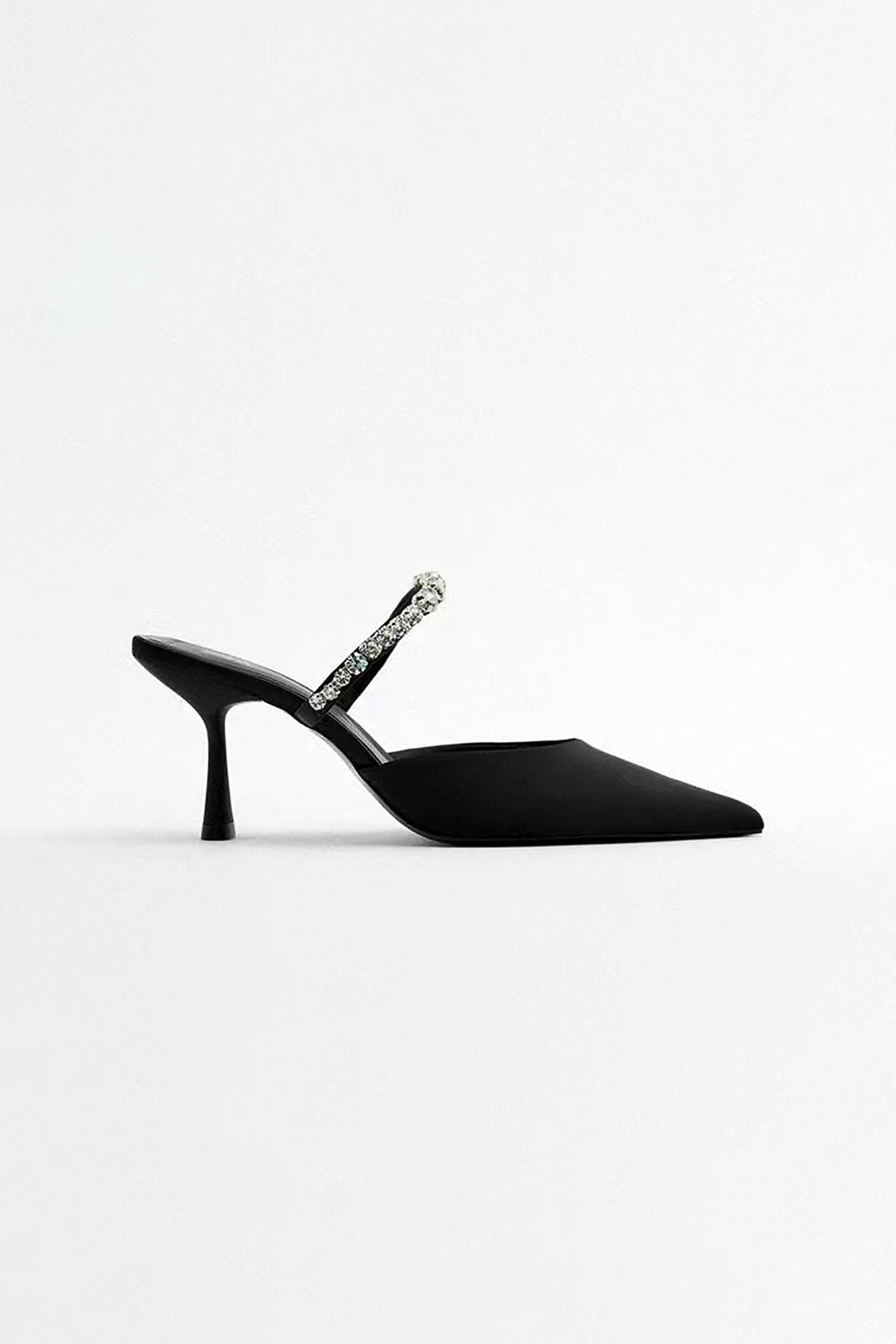 Laarzen met hoge hakken, pointy neus en sprankelende strassversiering