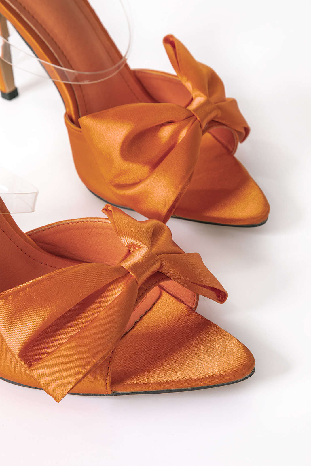 Elegante slingback met hoge hakken en strikje