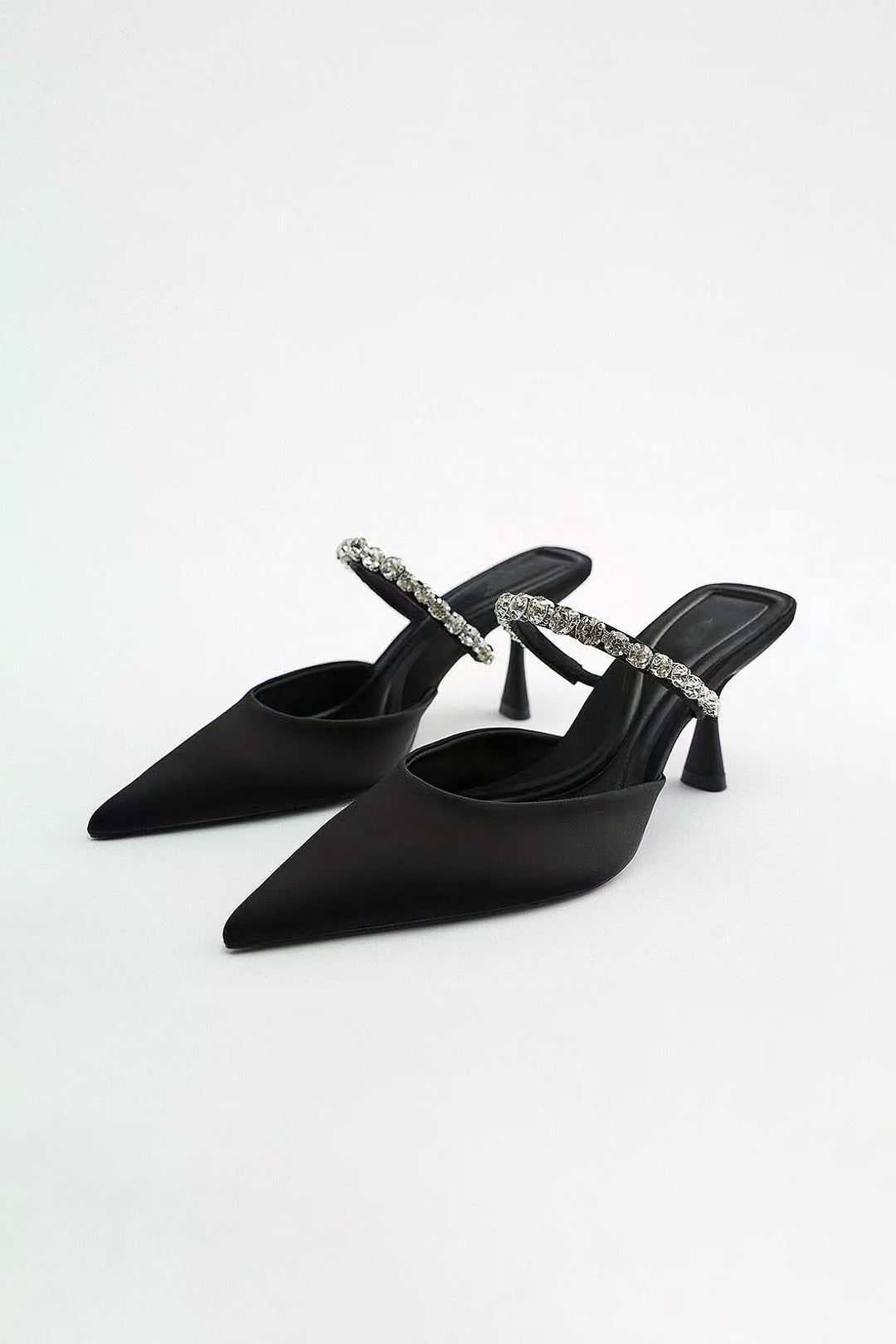 Laarzen met hoge hakken, pointy neus en sprankelende strassversiering