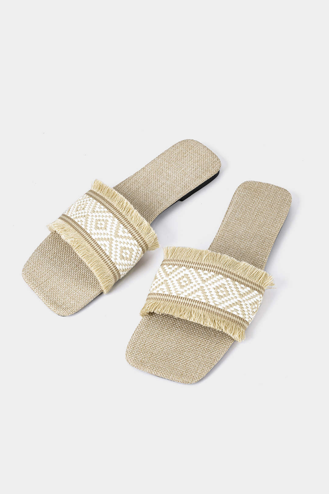 Gezouten zomerschoenen met gevlochten design en franjes voor op het strand