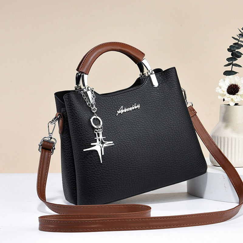 Damestas van imitatieleer met decoratieve hanger - Giana