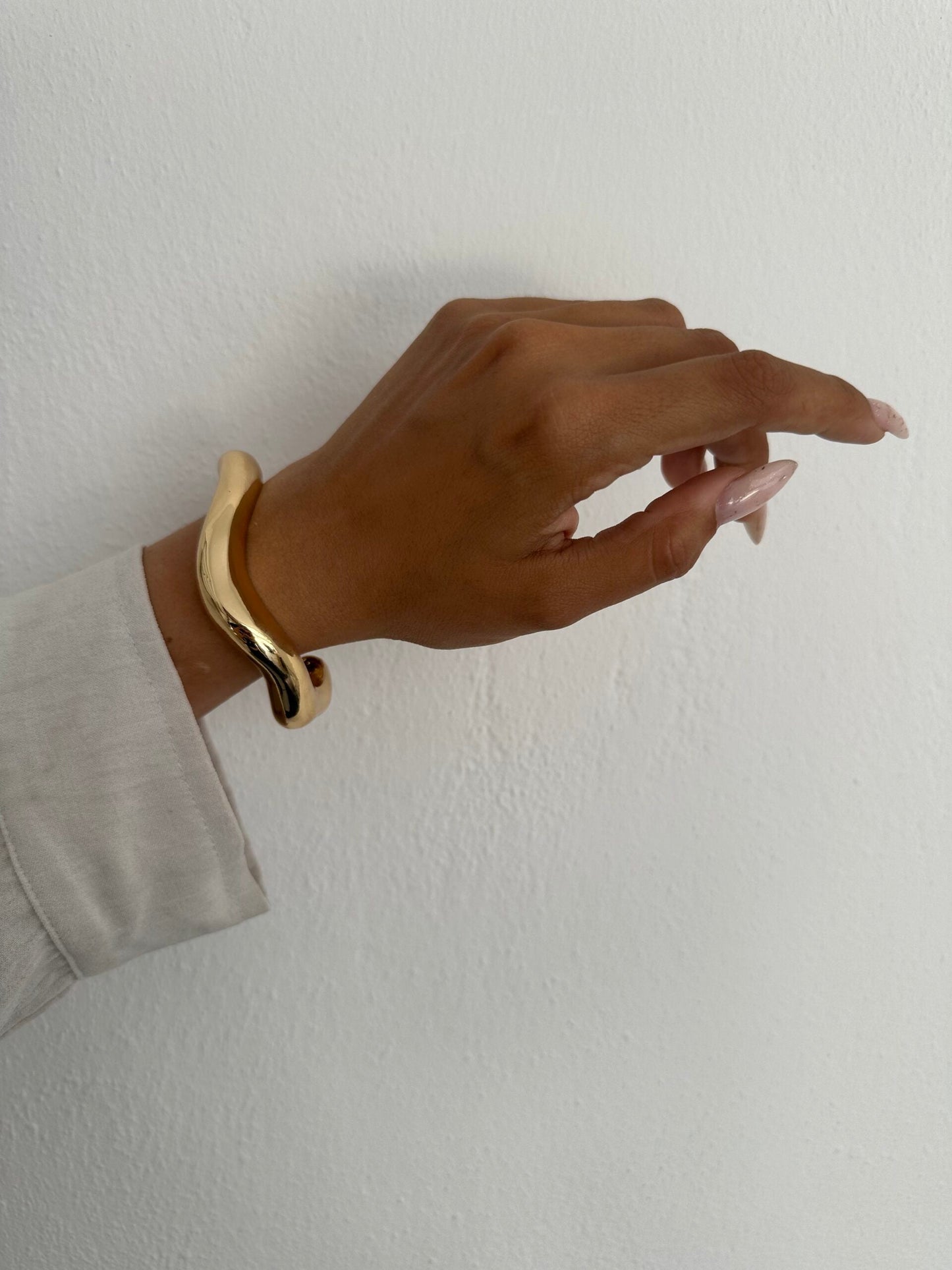 Unieke asymmetrische armband van metalen materiaal voor een stijlvolle uitstraling